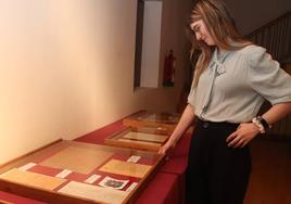 La responsable del archivo de Alburquerque, Lucía Velasco, junto a los documentos expuestos.