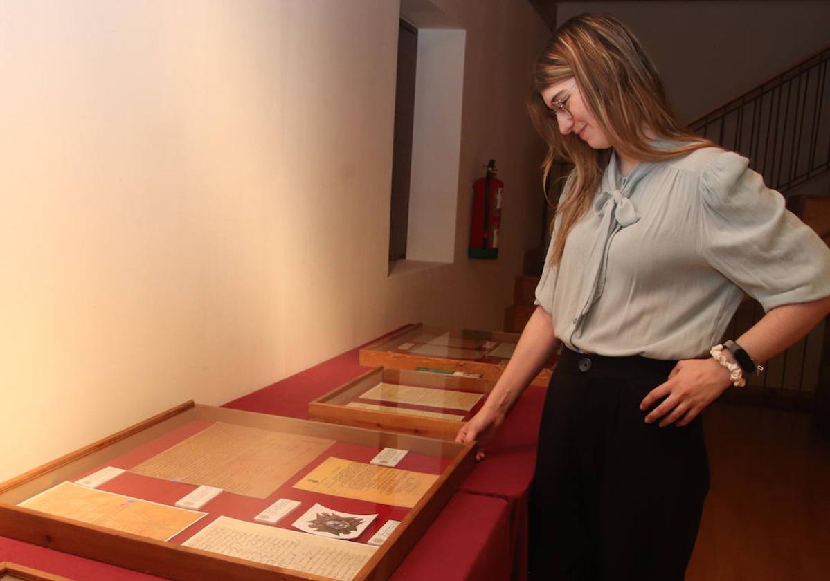 La responsable del archivo de Alburquerque, Lucía Velasco, junto a los documentos expuestos.