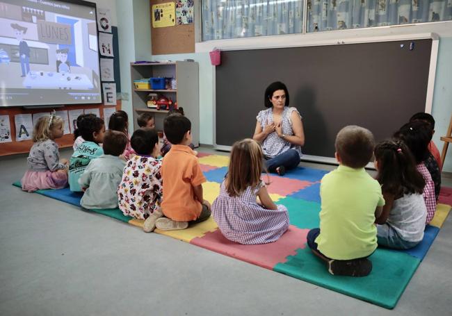 Alumnos del CEIP Francisco Pino atienden a su profesora