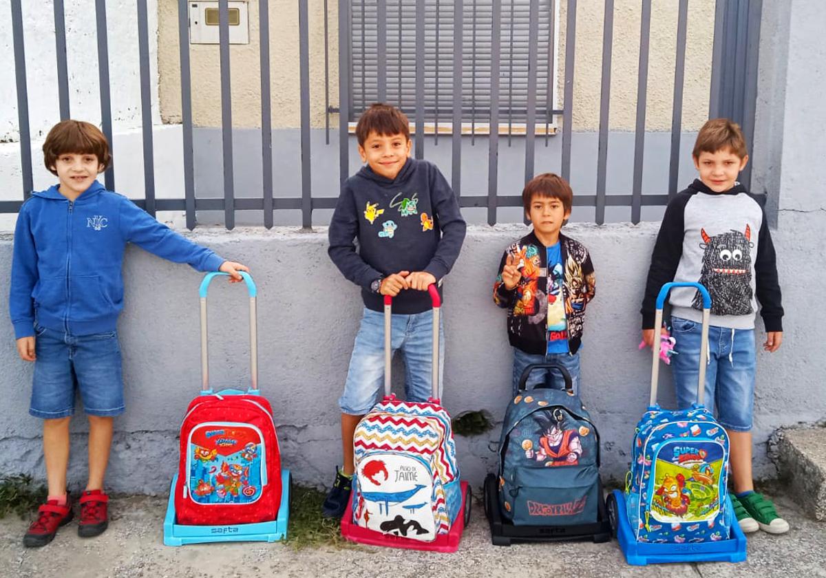 Cuatro de los nueve niños que no han podido ir en autobús hasta clase en el primer día de colegio.