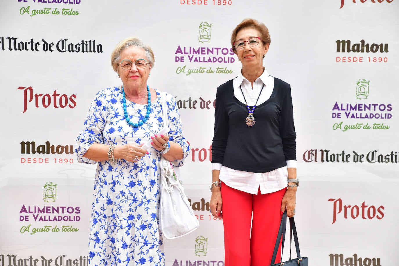 Lourdes Gómez (alcaldesa de Vega de Valdetronco) y Socorro Sampedro.