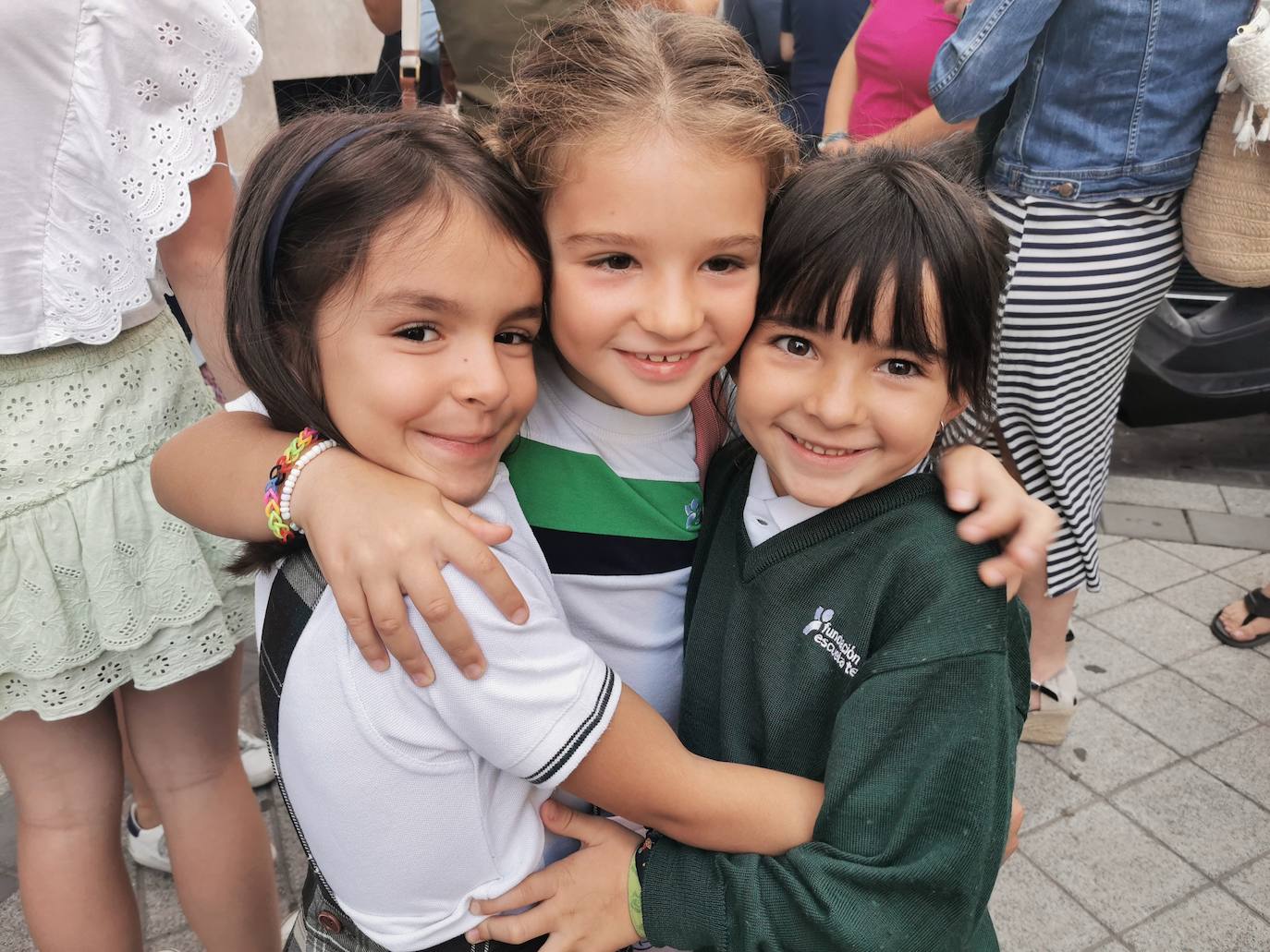 Tres niñas de 1º de primaria se abrazan al reencontrarse tras el verano