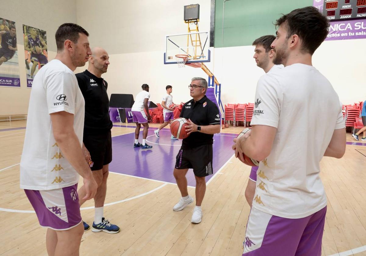 Paco García habla con los jugadores en el primer entrenamiento del UEMC Real Valladolid Baloncesto.