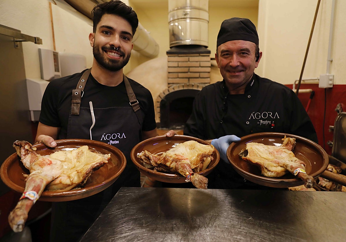 Borja Alburquerque (izquierda) y Juan Pablo Rincón, con los lechazos de la cata.