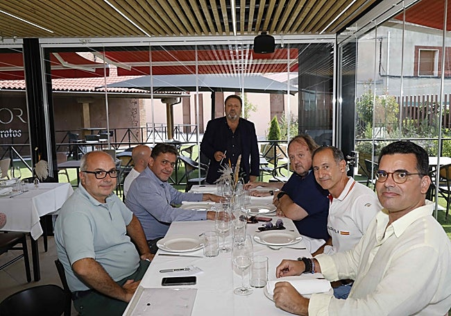 Grupo de críticos gastronómicos participantes en la cata, encabezados por Rafael Miquel, al fondo del pie.