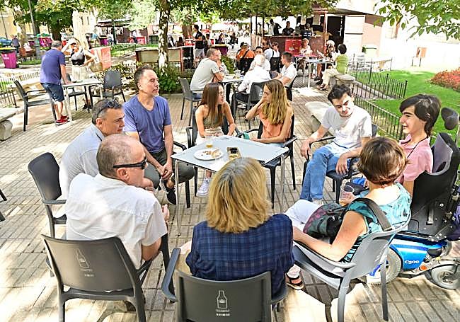 Sergio Guerrero, Jesús Serra y amigos disfrutando sentados de la Feria de Día