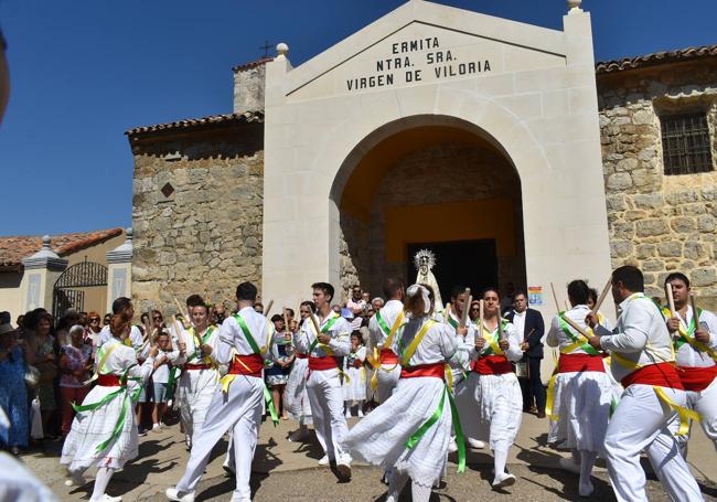 Los danzantes han exhibido los mejores lazos de su repertorio para honrar a la virgen