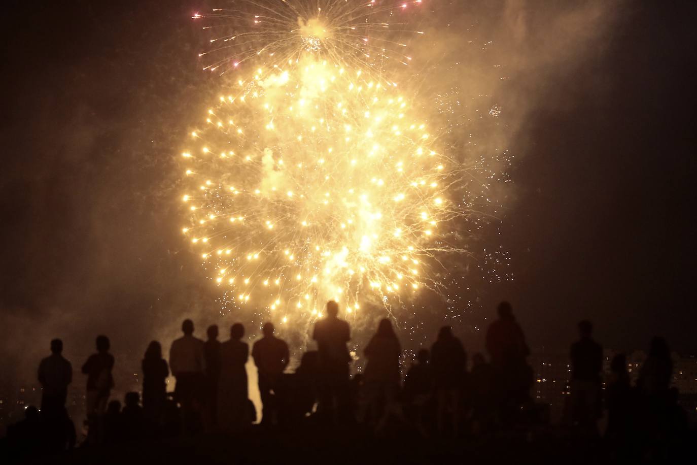 El Caño Hondo se ilumina una noche más con los fuegos artificiales