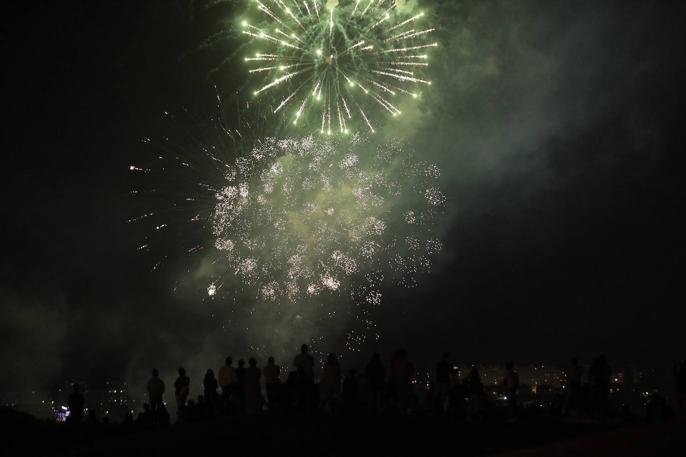 El Caño Hondo se ilumina una noche más con los fuegos artificiales