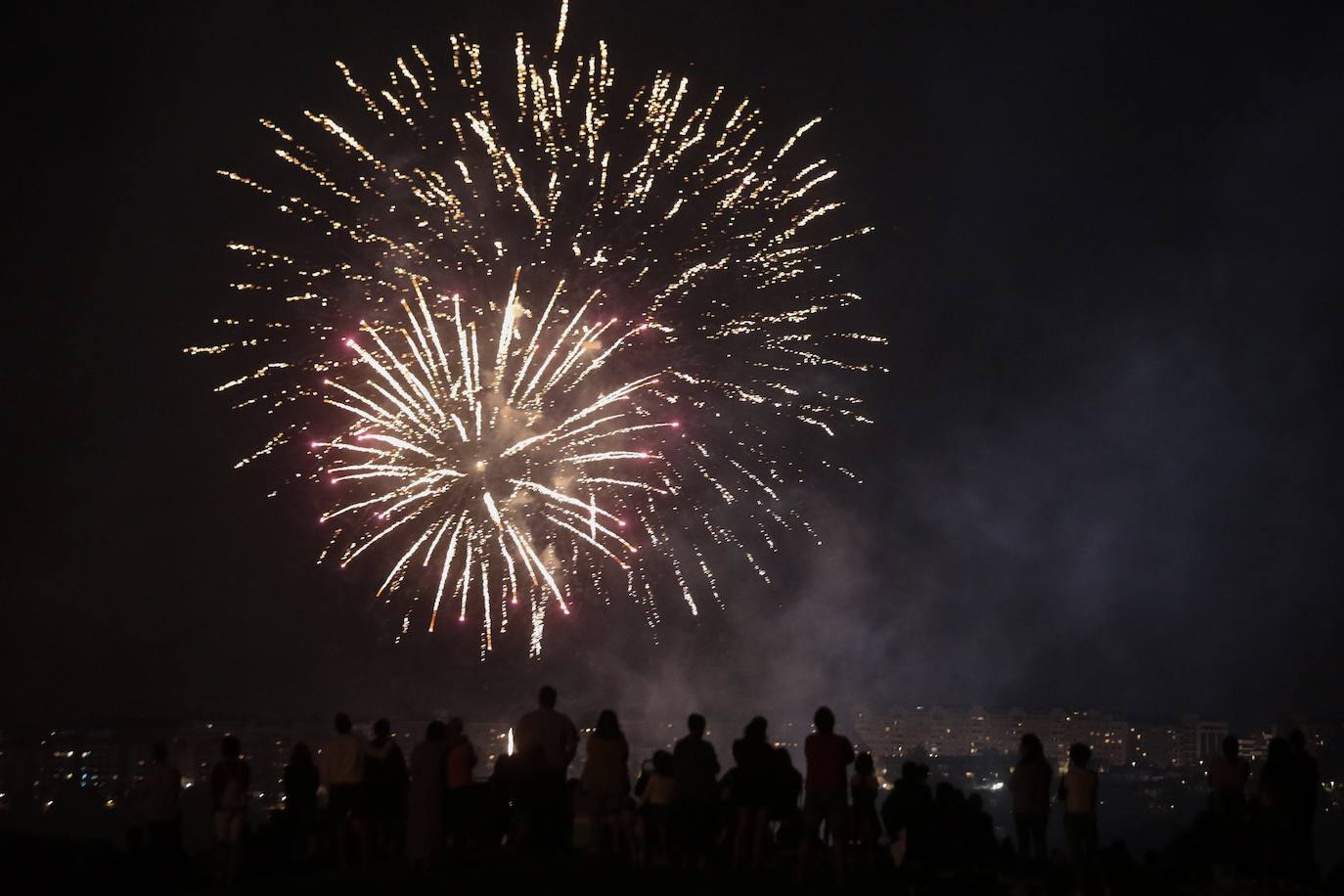 El Caño Hondo se ilumina una noche más con los fuegos artificiales