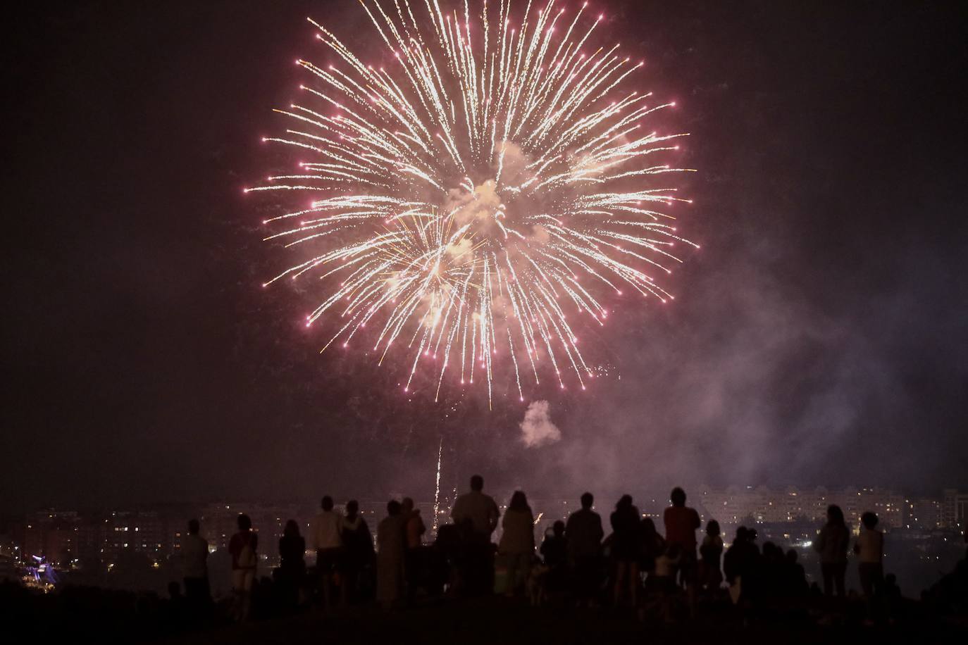 El Caño Hondo se ilumina una noche más con los fuegos artificiales