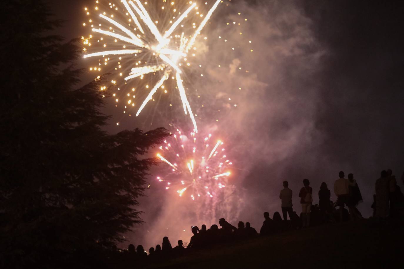 El Caño Hondo se ilumina una noche más con los fuegos artificiales