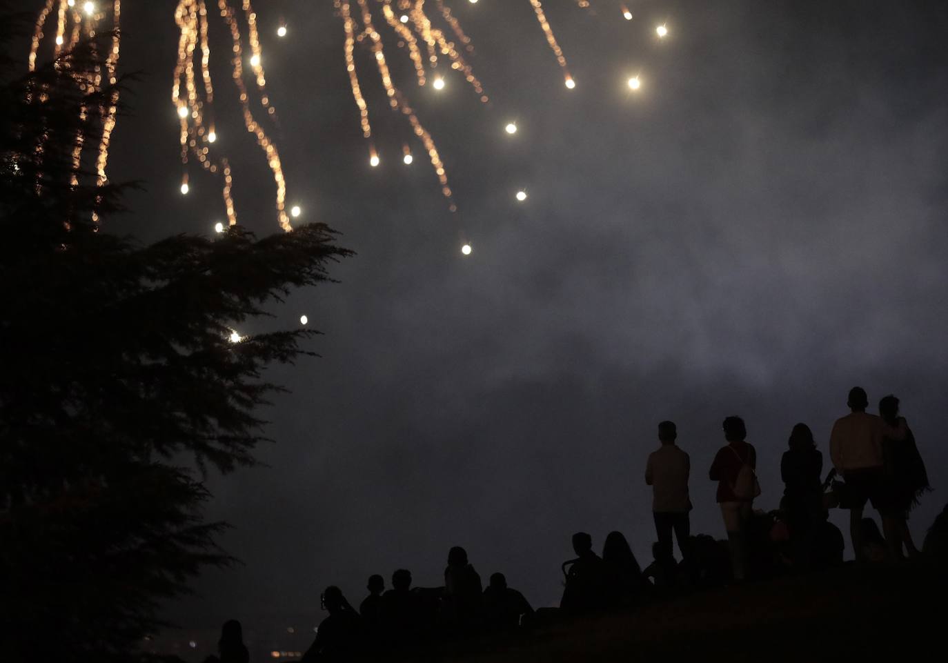 El Caño Hondo se ilumina una noche más con los fuegos artificiales