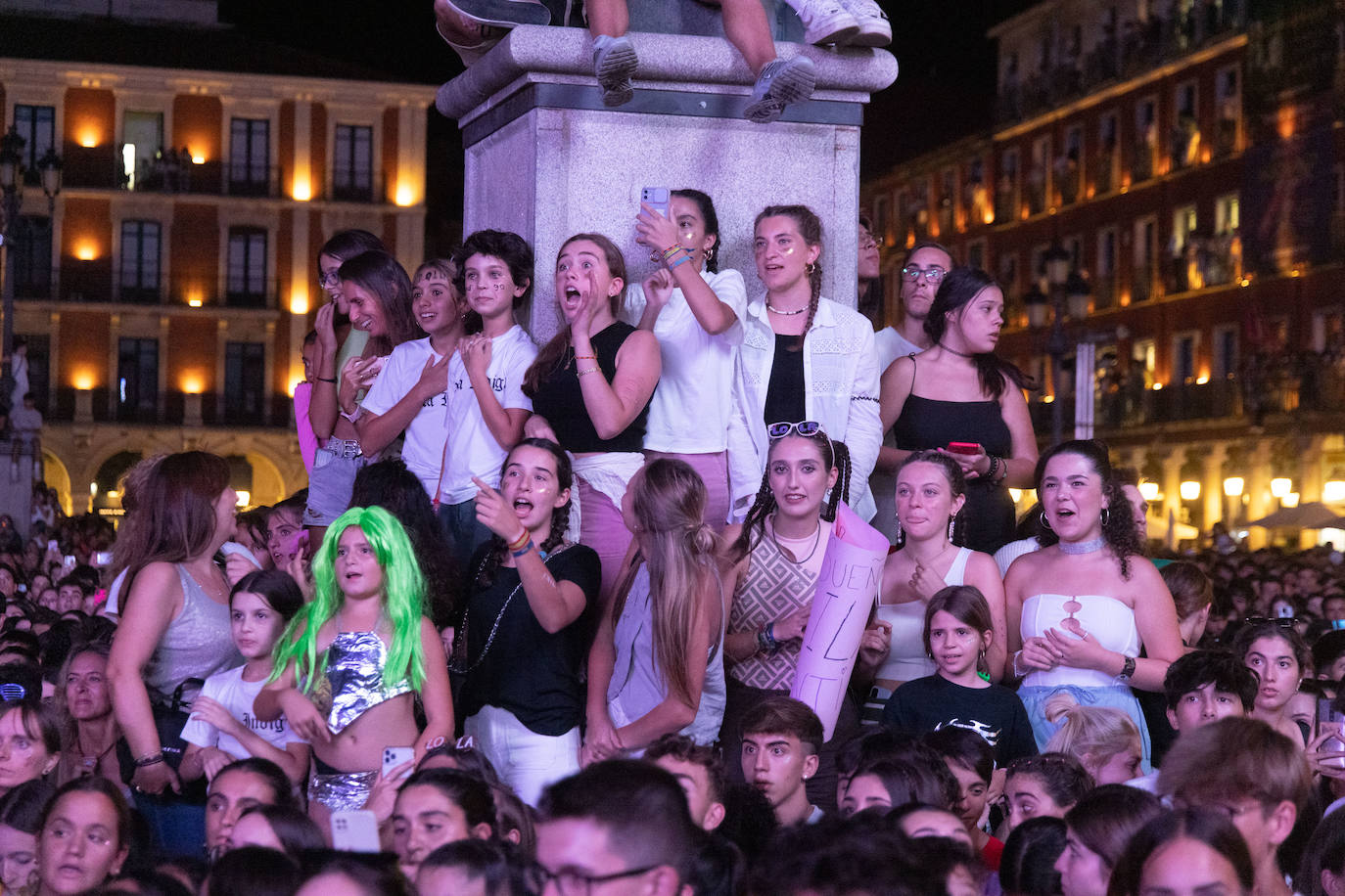 Lola Índigo llena la Plaza Mayor con un espectáculo muy vistoso