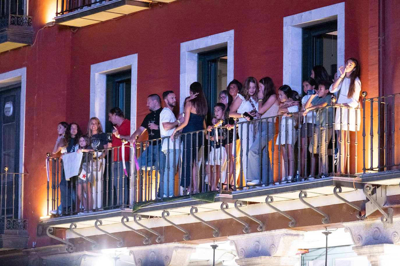 Lola Índigo llena la Plaza Mayor con un espectáculo muy vistoso