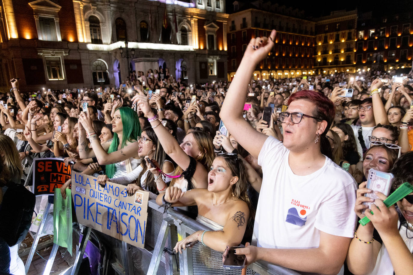 Lola Índigo llena la Plaza Mayor con un espectáculo muy vistoso