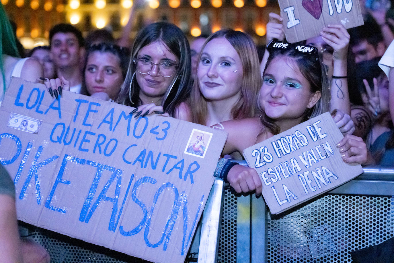 Lola Índigo llena la Plaza Mayor con un espectáculo muy vistoso