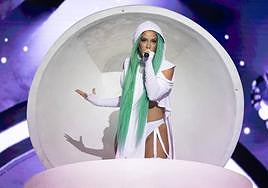 Lola Índigo llena la Plaza Mayor con un espectáculo muy vistoso