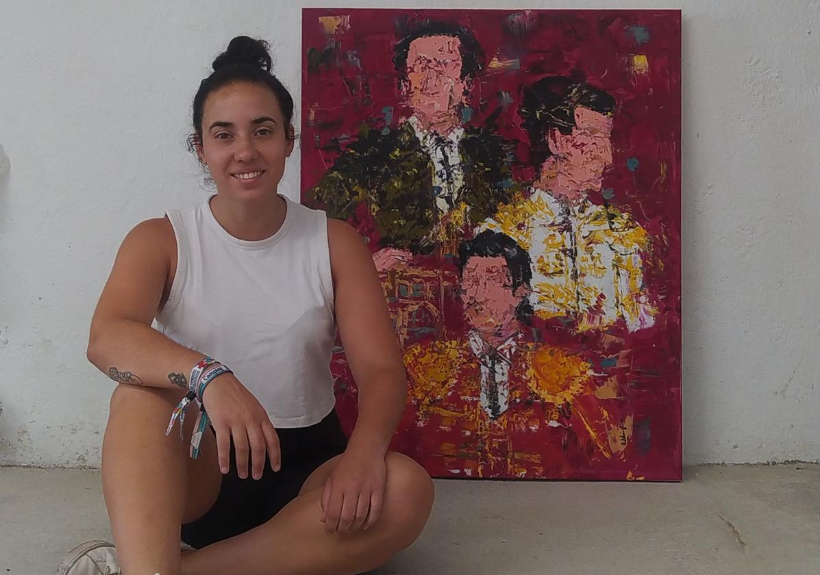 La artista riosecana Raquel de la Iglesia junto al lienzo que ilustra el cartel taurino de Salamanca.