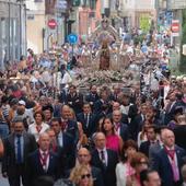 Miles de devotos y curiosos abarrotan el centro para arropar a la patrona