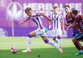 Chasco avanza con el balón durante el partido del Promesas frente al Pontevedra.