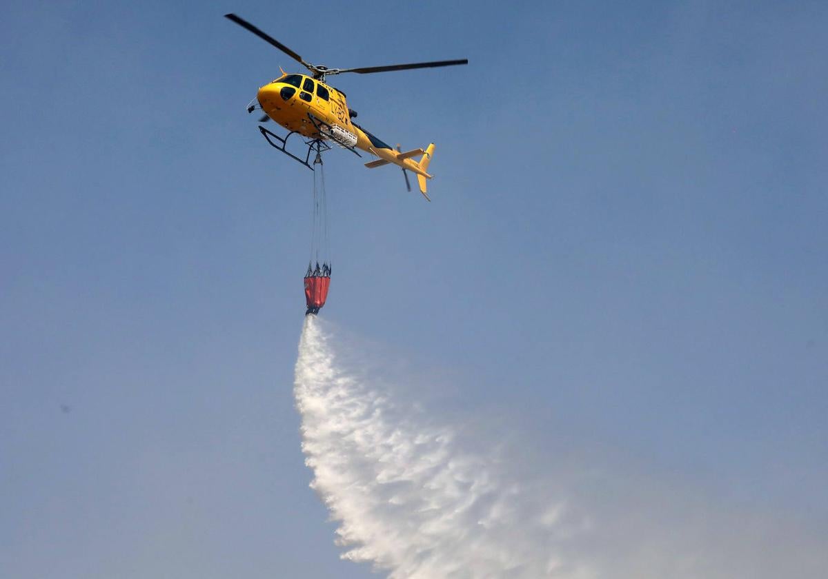 Imagen de archivo de una intervención de los bomberos forestales en la provincia de Palencia.