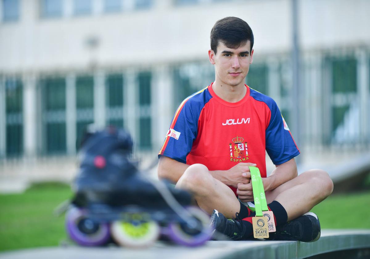 Álvaro Nieto posa esta semana con sus medallas.