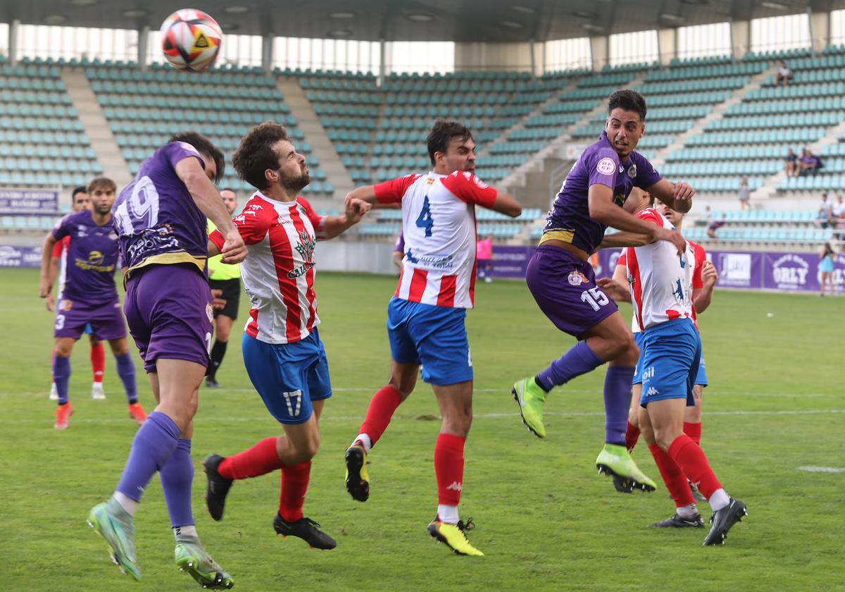 Nil trata de rematar de cabeza ante varios rivales del Atlético Tordesillas, en el partido disputado en La Balastera.