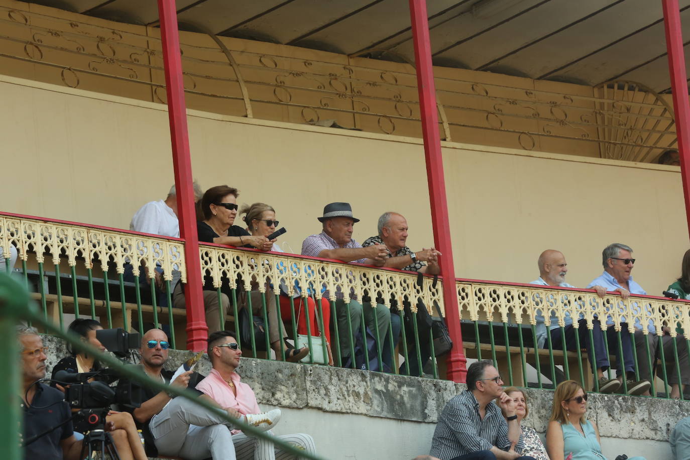 Búscate en los tendidos de la corrida de toros de este domingo (1 de 3)