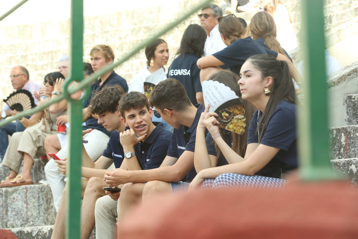 Búscate en los tendidos de la corrida de toros de este domingo (1 de 3)