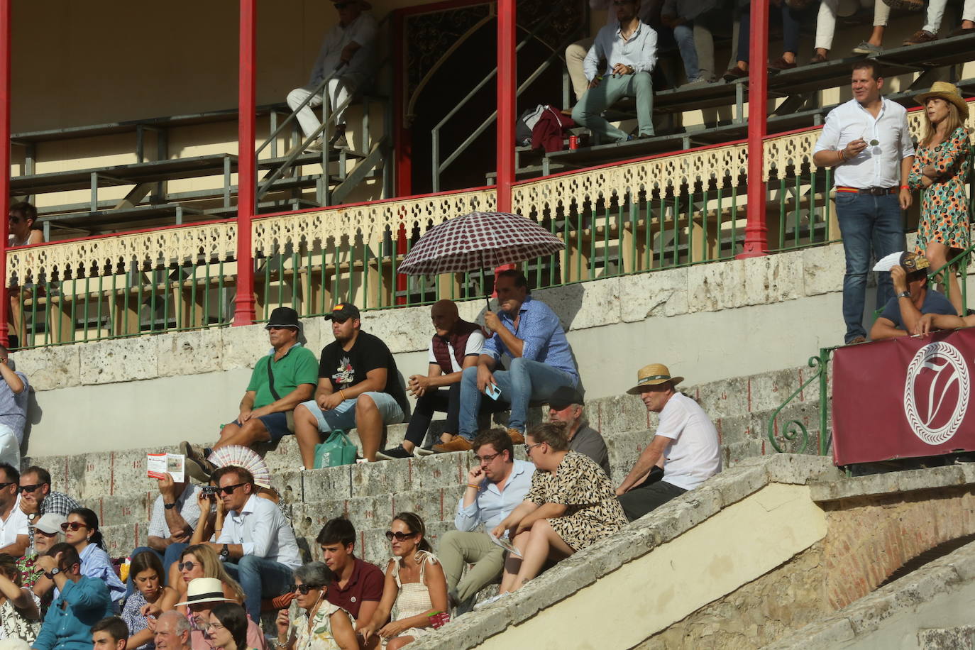 Búscate en los tendidos de la corrida de toros de este domingo (1 de 3)