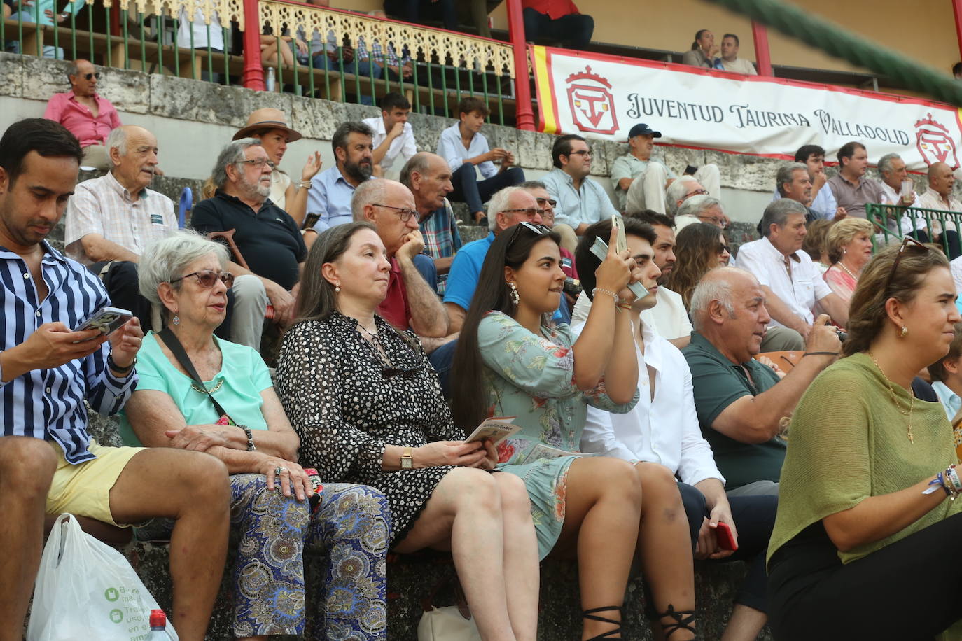 Búscate en los tendidos de la corrida de toros de este domingo (1 de 3)