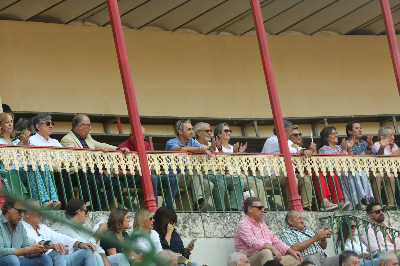 Búscate en los tendidos de la corrida de toros de este domingo (1 de 3)