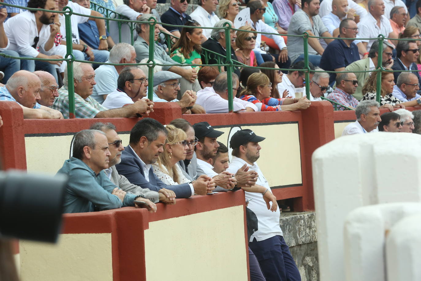 Búscate en los tendidos de la corrida de toros de este domingo (1 de 3)