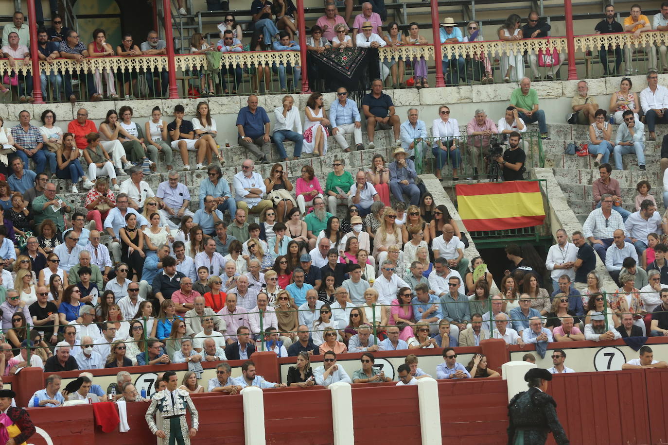 Búscate en los tendidos de la corrida de toros de este domingo (1 de 3)