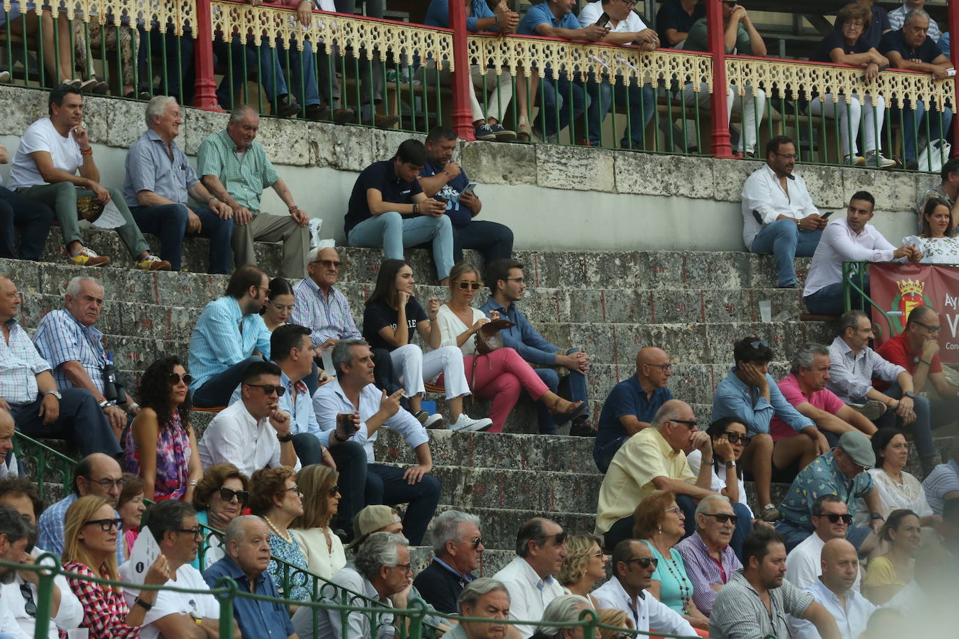 Búscate en los tendidos de la corrida de toros de este domingo (1 de 3)