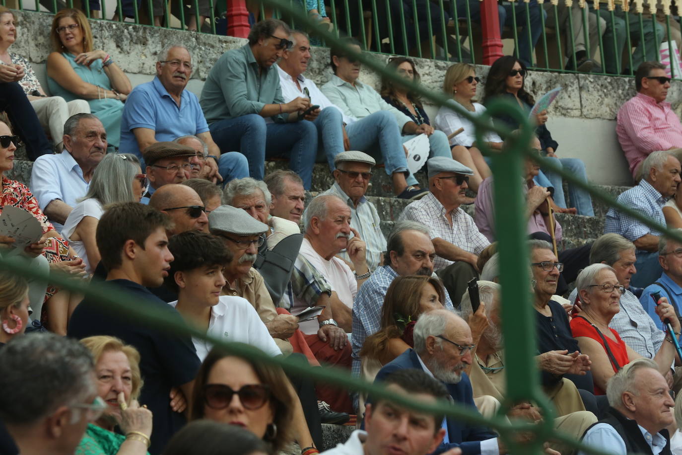 Búscate en los tendidos de la corrida de toros de este domingo (1 de 3)