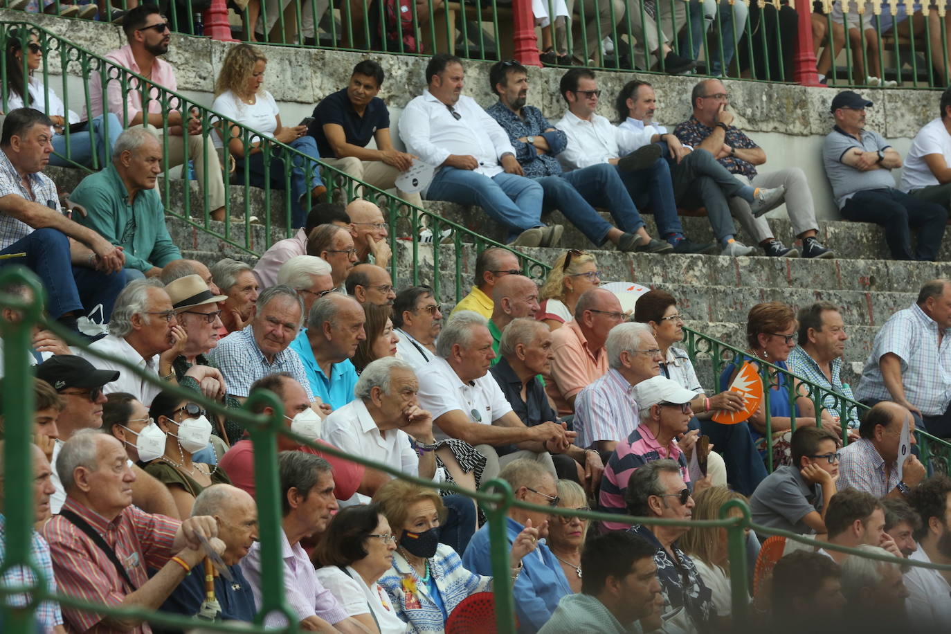 Búscate en los tendidos de la corrida de toros de este domingo (1 de 3)