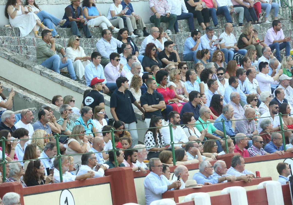 Búscate en los tendidos de la corrida de toros de este domingo (2 de 3)