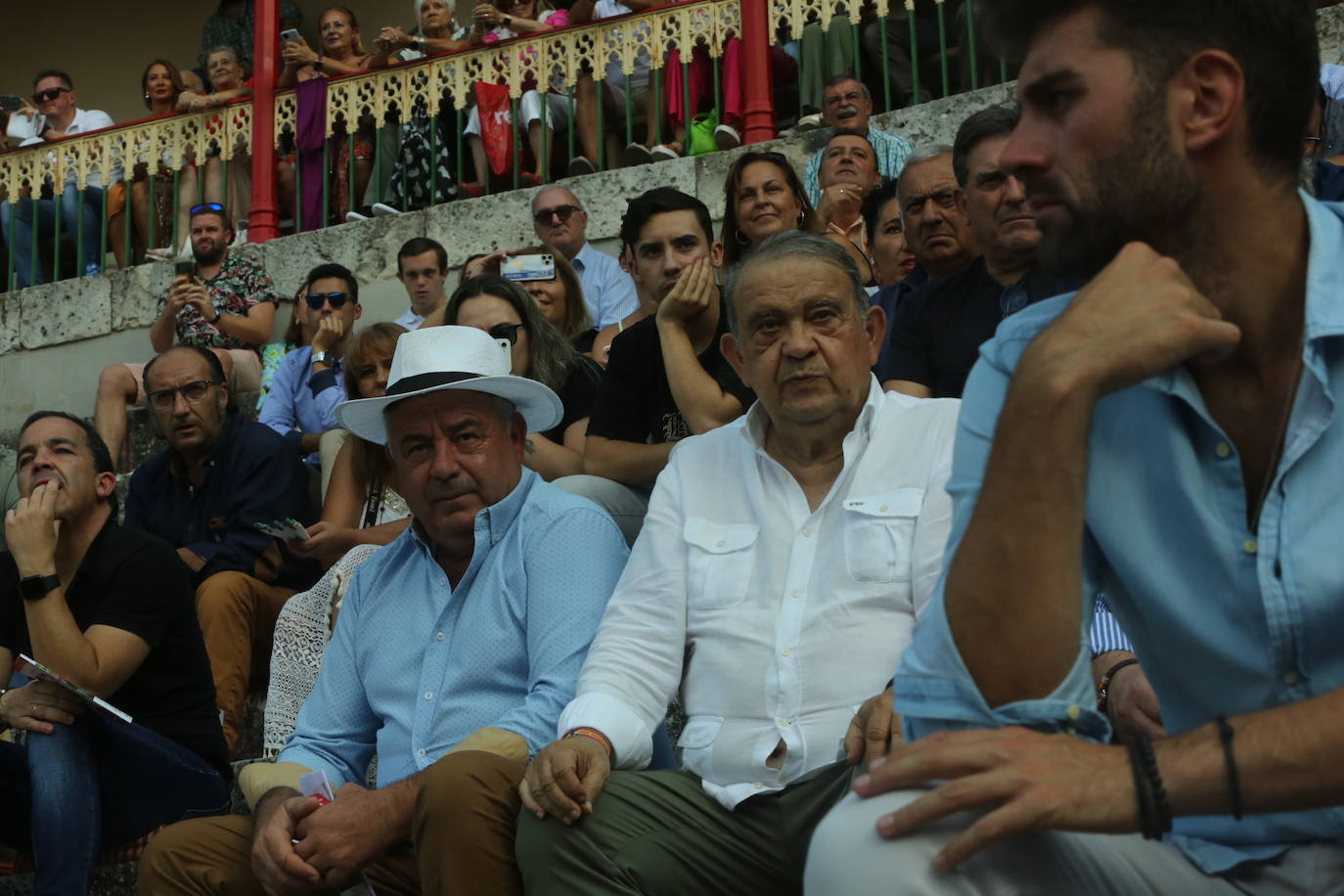 Búscate en los tendidos de la corrida de toros de este domingo (2 de 3)