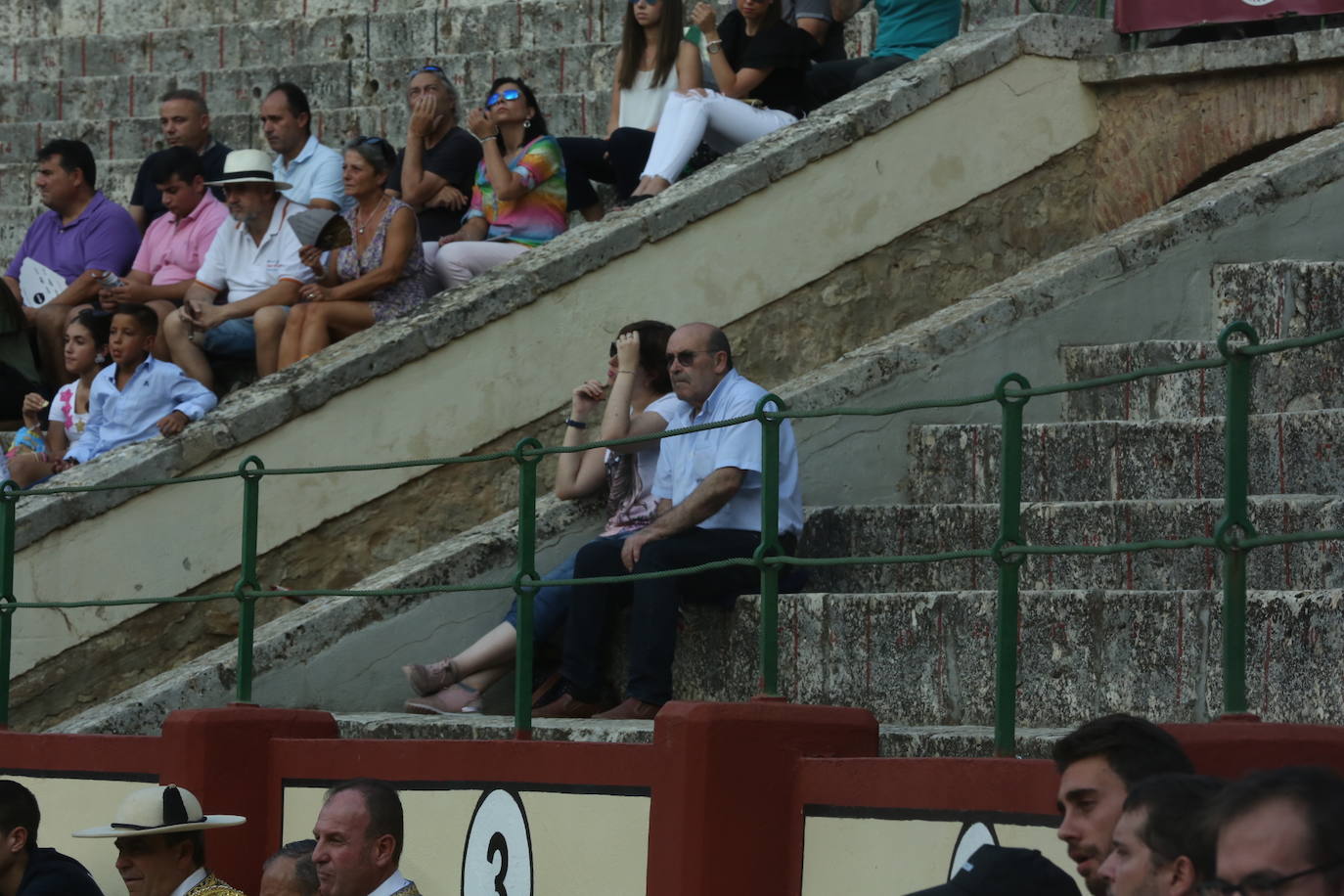 Búscate en los tendidos de la corrida de toros de este domingo (2 de 3)