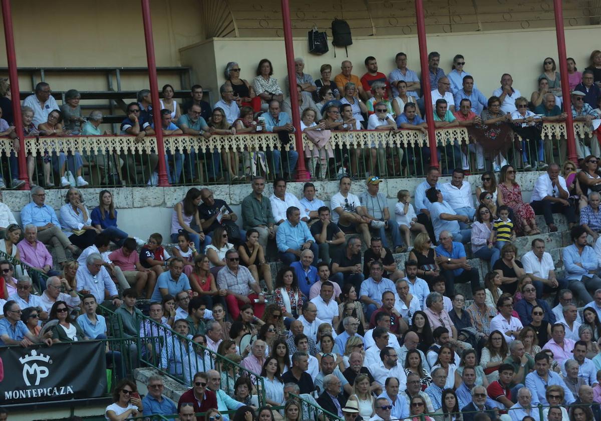 Búscate en los tendidos de la corrida de toros de este domingo (3 de 3)