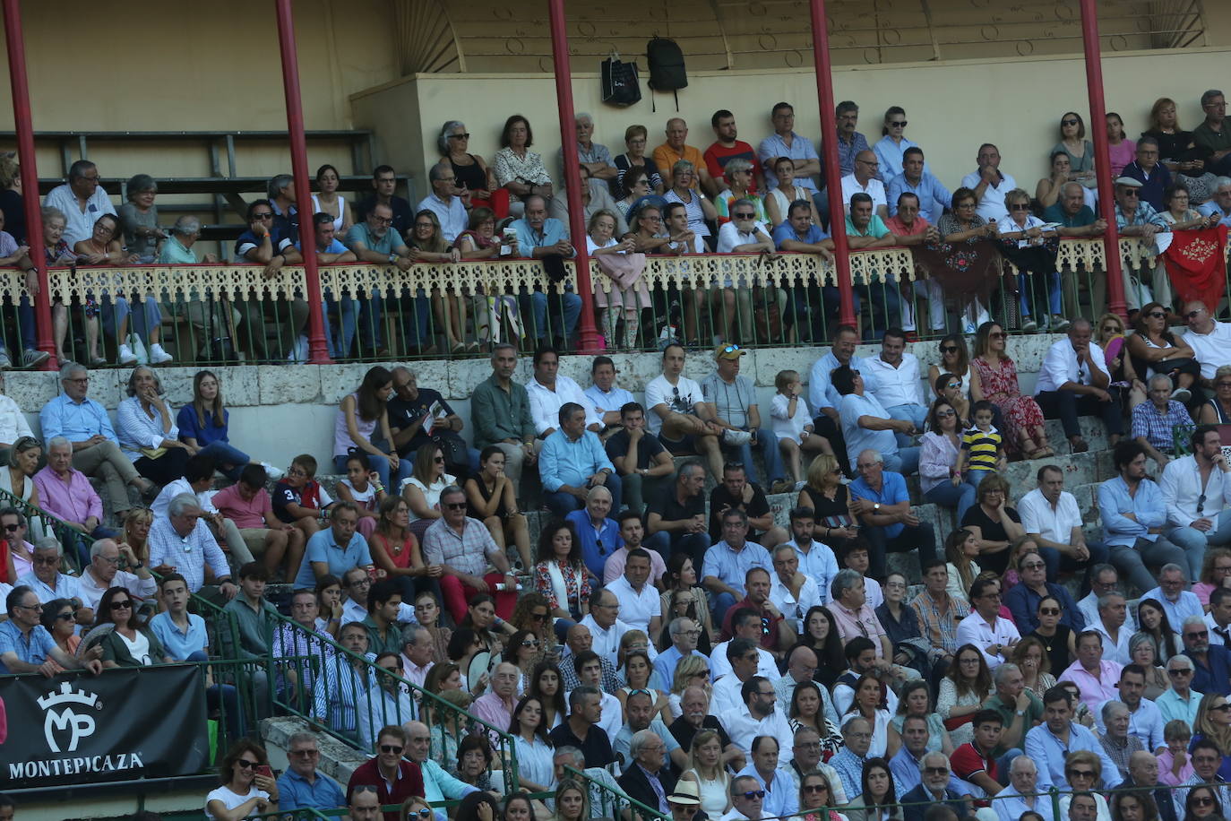 Búscate en los tendidos de la corrida de toros de este domingo (3 de 3)