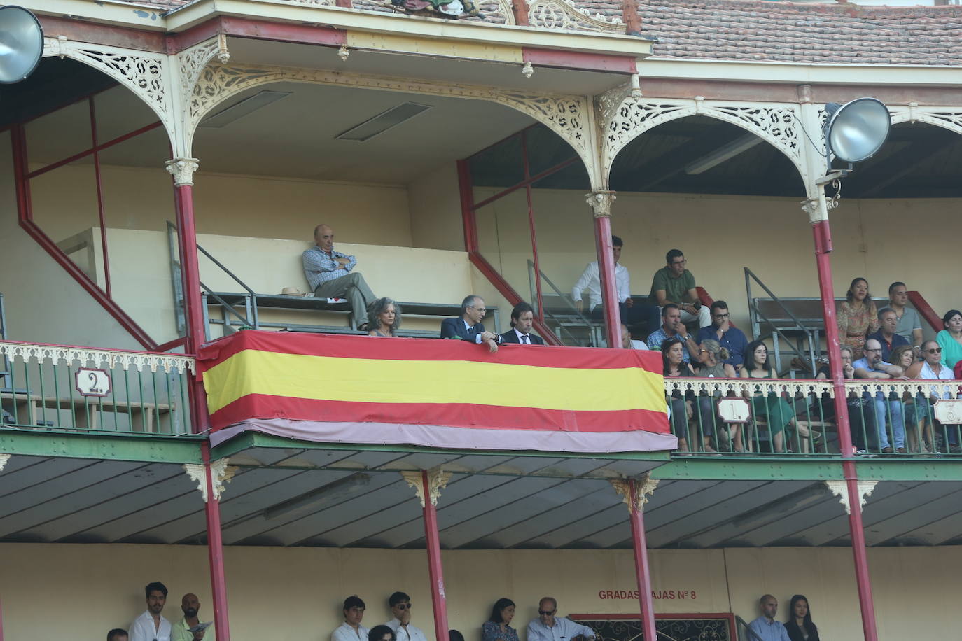 Búscate en los tendidos de la corrida de toros de este domingo (3 de 3)