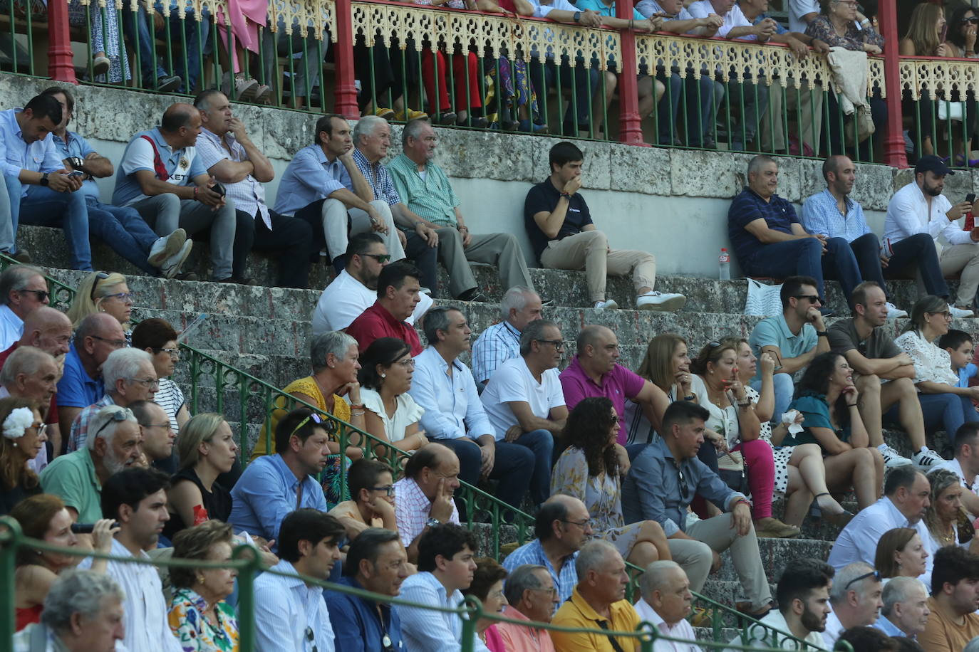 Búscate en los tendidos de la corrida de toros de este domingo (3 de 3)