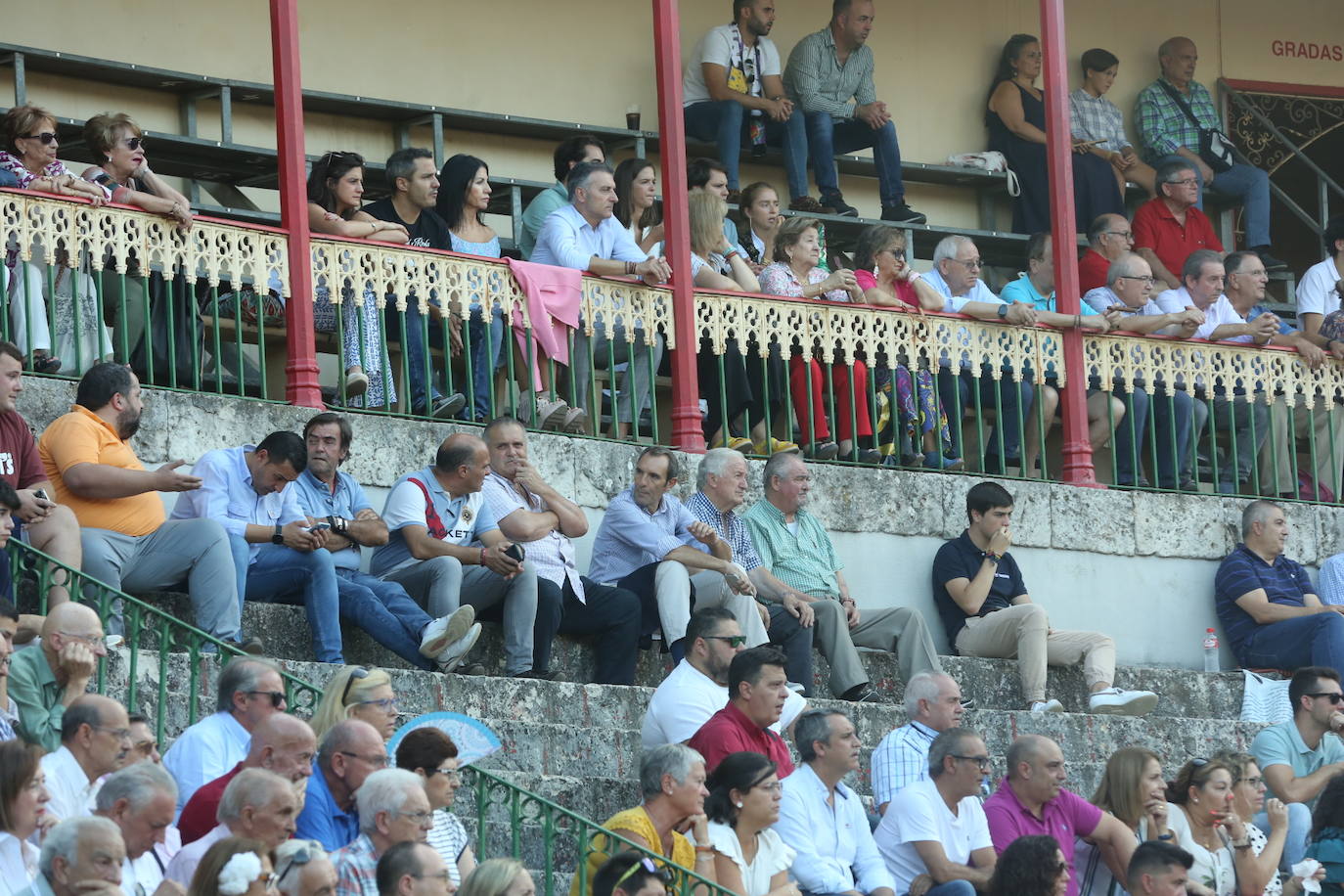 Búscate en los tendidos de la corrida de toros de este domingo (3 de 3)