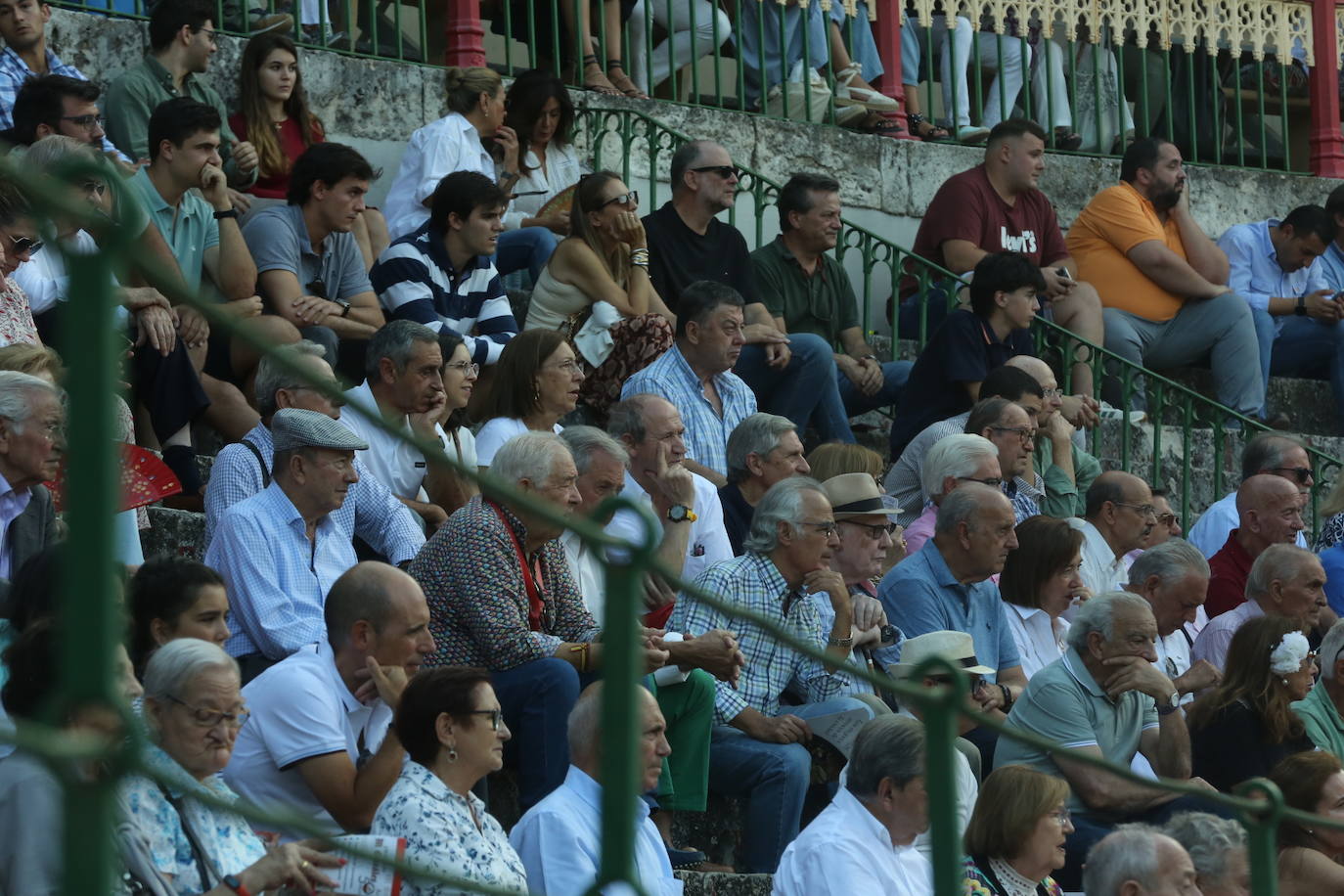 Búscate en los tendidos de la corrida de toros de este domingo (3 de 3)