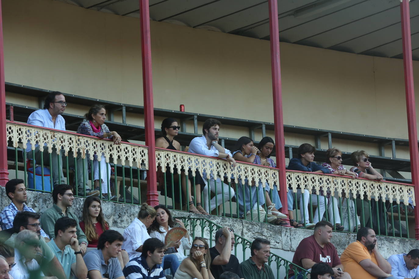 Búscate en los tendidos de la corrida de toros de este domingo (3 de 3)