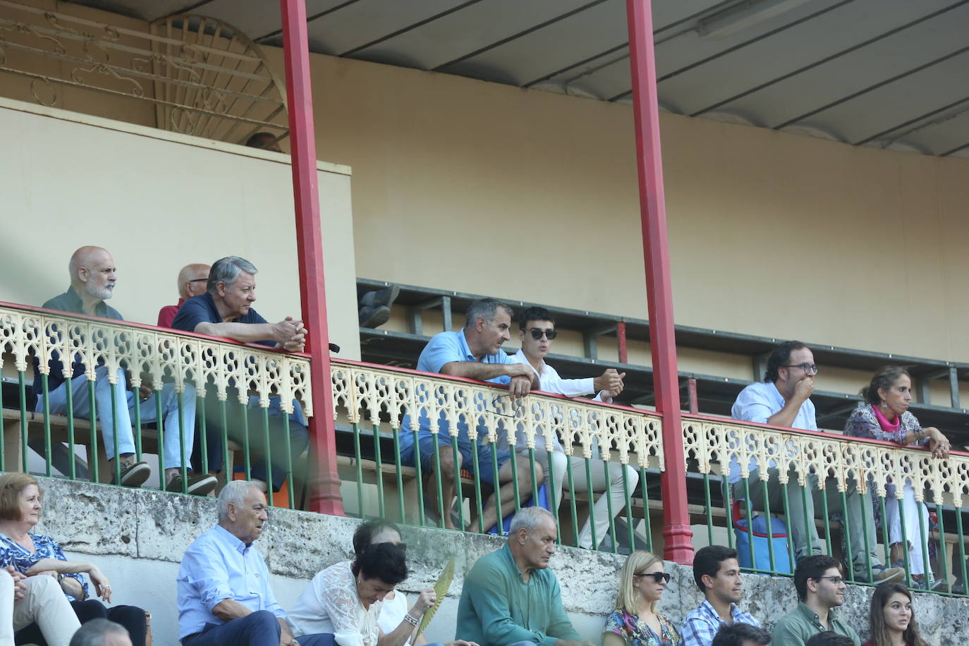 Búscate en los tendidos de la corrida de toros de este domingo (3 de 3)