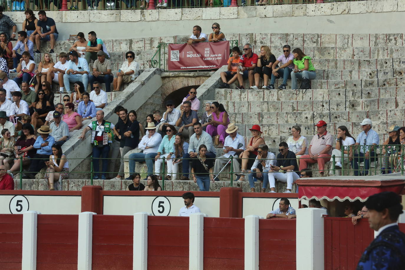 Búscate en los tendidos de la corrida de toros de este domingo (3 de 3)